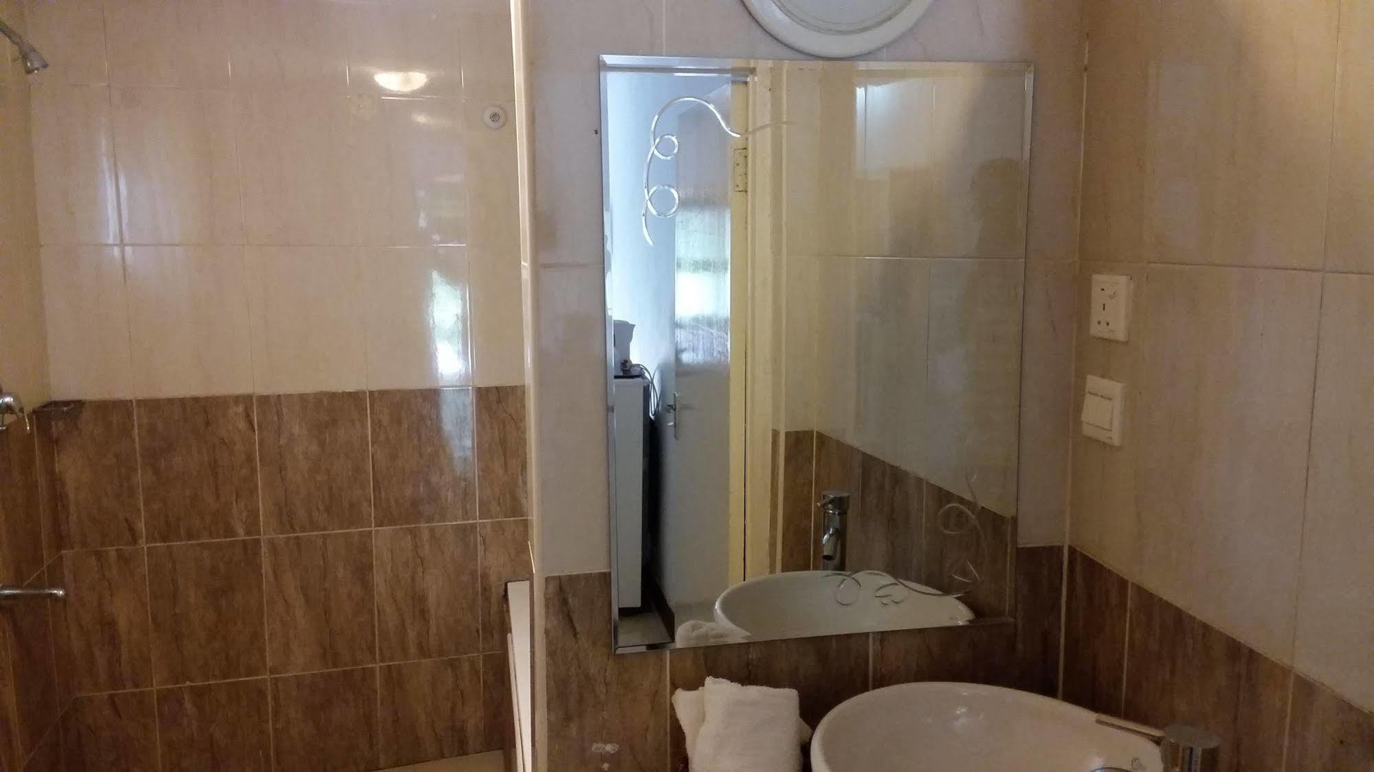 Afrikiko River Front Resort Akosombo Екстер'єр фото