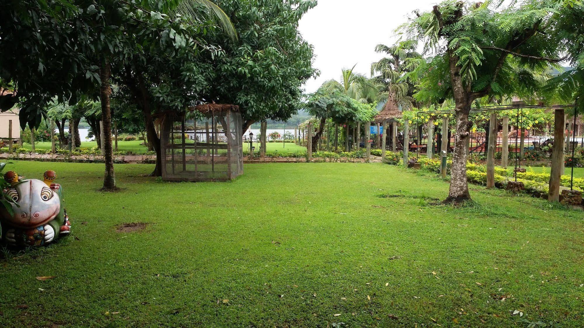 Afrikiko River Front Resort Akosombo Екстер'єр фото